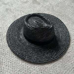UO Flat Brim Straw Hat